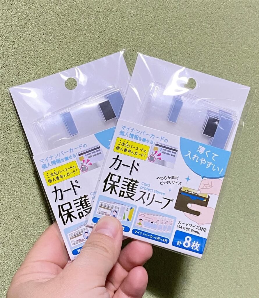 100円透明カードケース